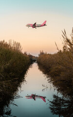 Avion aterrizando con reflejo