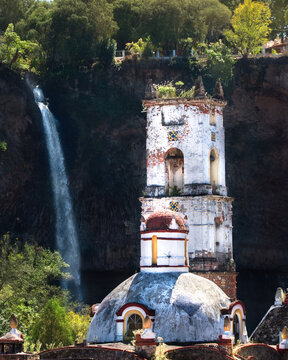 Cascada y c&uacute;pula de Iglesia 