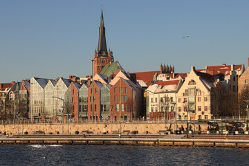 Stettin (Szczecin); Wiederaufgebautes Altstadtufer mit Jacobikirche  - obrazy, fototapety, plakaty