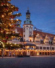 Fototapeta na wymiar Weihnachtlich geschmückter Marktplatz und Altes Rathaus zu Leipzig