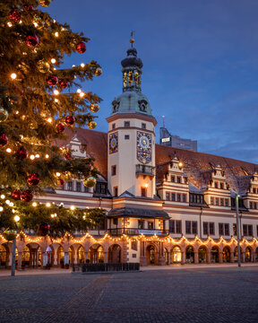 Weihnachtlich geschm&uuml;ckter Marktplatz und Altes Rathaus zu Leipzig