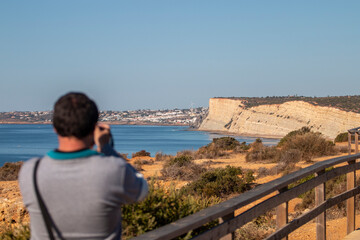 Fototapeta premium Tourist photographing the coastal beauty