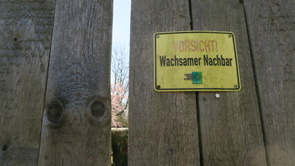 schild vorsicht wachsamer nachbar 