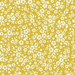 Uitstekende bloemenachtergrond. Naadloze vector patroon voor design en mode prints. Bloemmotief met kleine witte bloemen en bladeren op een gele achtergrond.