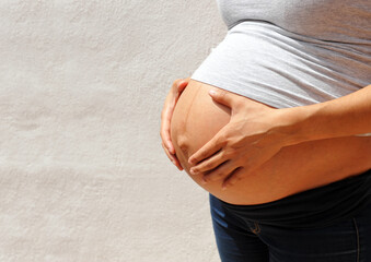Donna incinta in procinto di partorire. Giovane donna latina in attesa della felice nascita del suo...