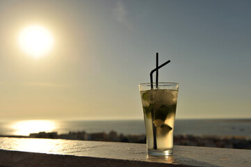 Mojito ghiacciato al rum cubano per godersi le vacanze estive sulle spiagge della Spagna

