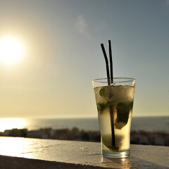 Mojito glacé au rhum cubain pour profiter des vacances d'été sur les plages d'Espagne 

