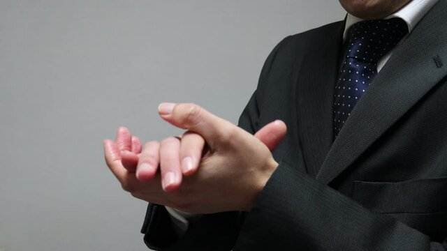 ごまをする日本人ビジネスマン