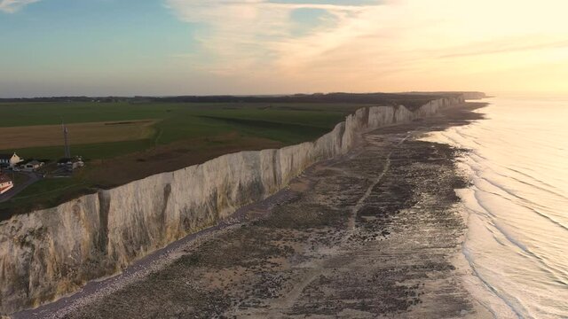 Vue a&eacute;rienne des falaises picardes &agrave; Ault (Somme, Picardie, Hauts-de-France)