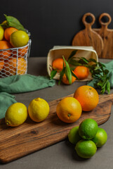 Orangen geschnitten auf dunklem Hintergrund, verschiedene Citrusfrüchte geschnitten, geschält, zerteilt