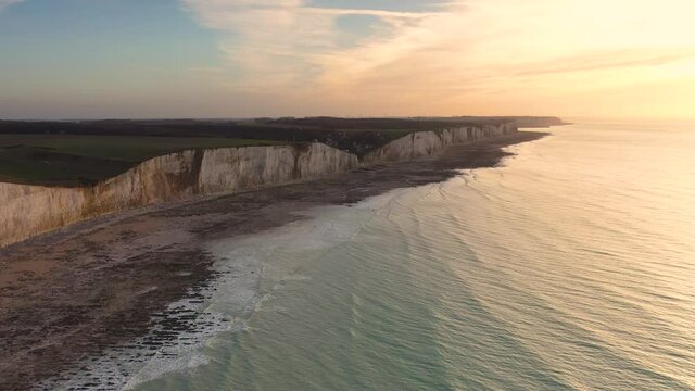 Vue a&eacute;rienne des falaises picardes &agrave; Ault (Somme, Picardie, Hauts-de-France)