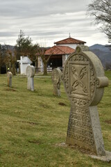 Chapelle au-dessus de la ville d'Ainhoa avec ses st&egrave;les disco&iuml;dales 