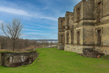 Fototapeta na wymiar Ancient ruined palace. Nova Kakhovka, Kherson region. Ukraine.