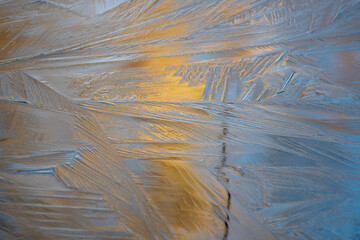 Eisfläche mit abstrakt geformten Mustern