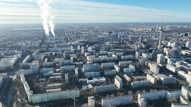 Berlin City Luftbildaufnahme 4k im Flug mit Fernsehturm und Sehensw&uuml;rdigkeiten 