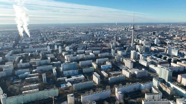 Berlin City Luftbildaufnahme 4k im Flug mit Fernsehturm und Sehensw&uuml;rdigkeiten 