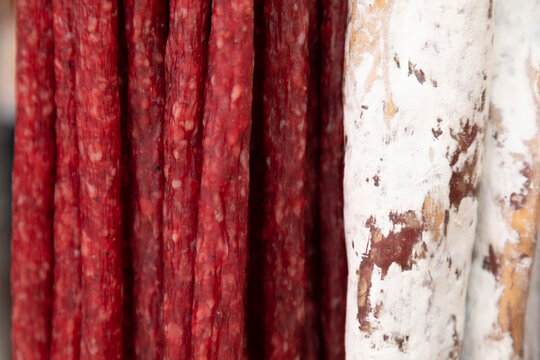 Embutidos colgados. Secallona (somalla) y longaniza (llonganissa). Vic, Osona, Catalu&ntilde;a, Espa&ntilde;a.