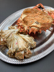 centollo changurro listo para comer marisco sobre una bandeja metálica restaurante IMG_5303-as21