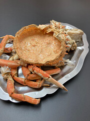 centollo changurro listo para comer marisco sobre una bandeja metálica restaurante IMG_5307-as21 - 477507517