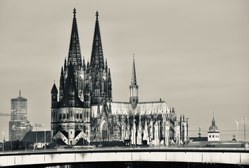 Kathedrale, Ansicht der Stadt Köln am Abend mit wenig Licht und künstlicher Beleuchtung, gotische und romanische Architektur, sowie Bauwerke der Moderne - obrazy, fototapety, plakaty