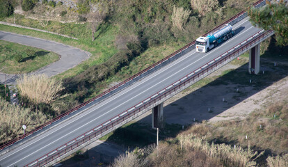 cami&oacute;n en una carretera