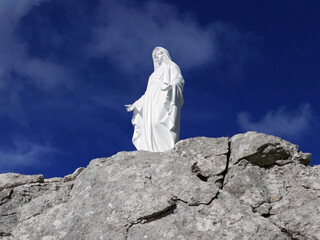Fototapeta premium scenica immagine della statua della madonna nei Monti Aurunci laziali sopra Formia