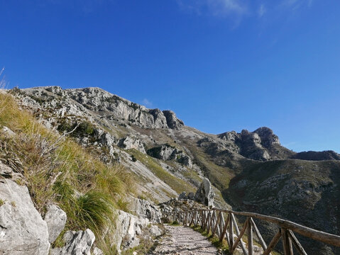 scenico panorama dei monti Aurunci nelle sassose colline laziali italiane