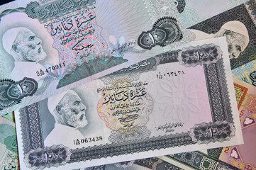 uns billetes de banco de Libia
