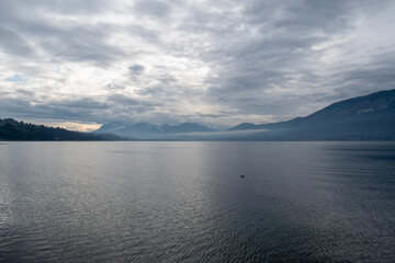Fototapeta premium Le lac du Bourget sous la brume (Savoie - France)