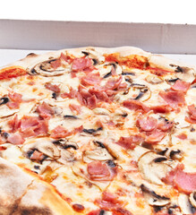  Single prosciutto e funghi italian pizza on delivery box isolated over white background