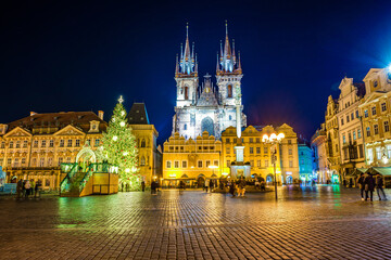 Prague, Czech republic - December 29, 2021. Night photo of Old Town Square without Christmas markets banned due Coronavirus caused empty streets without tourists - obrazy, fototapety, plakaty