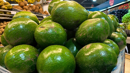 Foto de aguacate o palta verde en supermercado