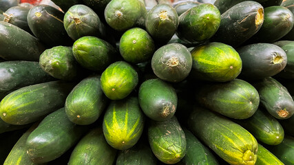 Fondo de pepinos en supermercado