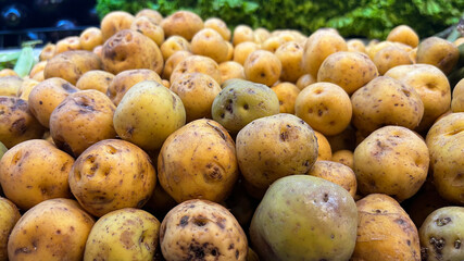 Foto de papas amarillas en supermercado