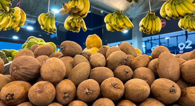 Foto de nísperos y cambures o bananas en supermercado