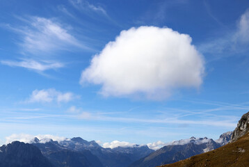 Eine große flauschige Wolke über den Julischen Alpen