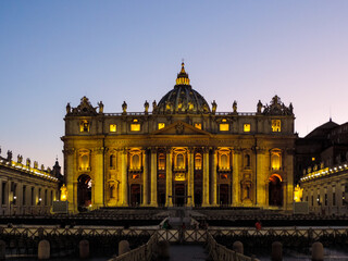 Naklejka premium View of Basilica di San Pietro during the nightfall - Vatican City, Italy