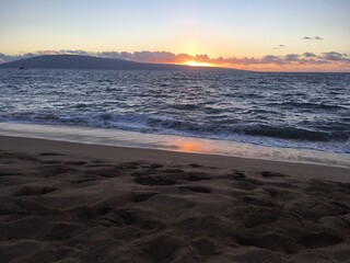 Obraz premium Maui sunsets over the ocean.