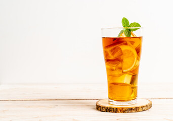 glass of ice lemon tea