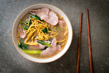 Crispy noodles with Pork in Gravy Sauce