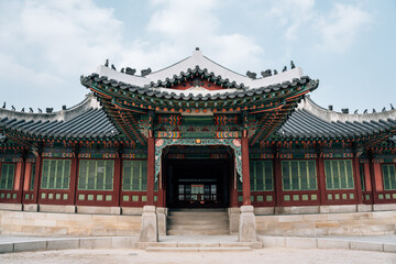 Fototapeta premium Changdeokgung Palace traditional architecture in Seoul, Korea