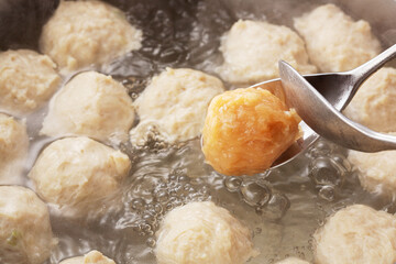 鶏だんご　鶏肉　鶏　肉だんご　調理中　料理中