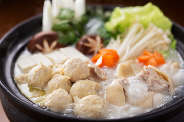 鍋料理　水炊き　鶏鍋　鍋イメージ　鶏団子　肉だんご　肉団子鍋