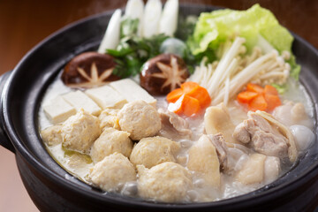 鍋料理　水炊き　鶏鍋　鍋イメージ　鶏団子　肉だんご　肉団子鍋