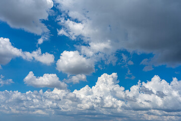 Obraz premium Cumulus clouds far blue daylight sky as natural background