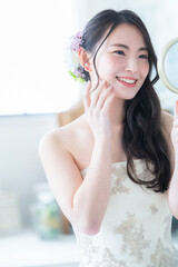 鏡を気にする美しい日本人の花嫁さん　縦	
