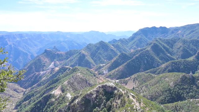Vista panor&aacute;mica de las barrancas del cobre en la sierra tarahumara desde el Divisadero Chihuahua