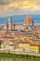 Fototapeta na wymiar Sunset over the historic Duomo church in Florence, Italy