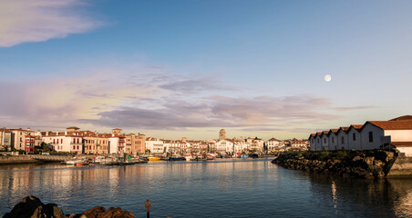 Obraz premium Landscape of Ciboure in Nouvelle-Aquitaine at sunset