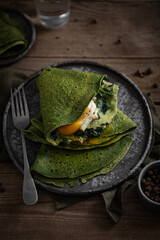 crêpes fait maison aux épinards béchamel et oeuf au plat